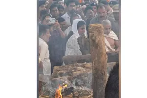 12 वर्षीय पुत्र हर्ष ने नम आंखों से पिता सुदिव्य कुमार सोनू को दी मुखाग्नि, अंतिम यात्रा में सड़कों पर उमड़ा जनसैलाब