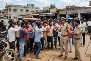 छेड़खानी के विरोध पर दो पक्षों में जमकर हंगामा, डीएसपी और इंस्पेक्टर ने संभाला मोर्चा