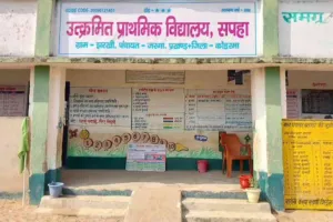 Koderma News: जान जोखिम में डालकर उफनती नदी पार कर बच्चों को पढ़ाने पहुंचते हैं ब्रह्मदेव शर्मा