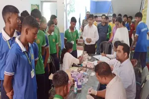 Lohardaga News: आवासीय विद्यालय में बच्चों के अस्वस्थ होने की सूचना पर लगा मेडिकल कैंप, हुई स्वास्थ्य जांच