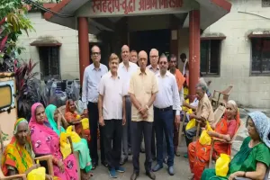 Giridih News: बैंक ऑफ इंडिया के 121वें स्थापना दिवस पर वृद्धा आश्रम में बांटे फल-नाश्ता