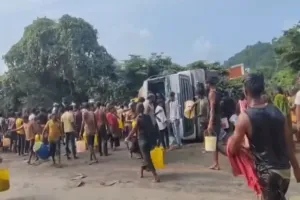 Koderma News: घाटी में पाम ऑयल लदा टैंकर पलटा, घायल चालक फंसा रहा, तेल लूटने में जुटी रही भीड़
