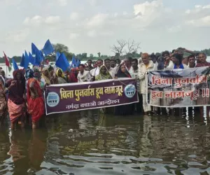 नर्मदा घाटी के लोगों ने लिया जल सत्याग्रह का संकल्प, सरकारी अधिकारियों को जलस्तर बढने को लेकर दी चेतावनी