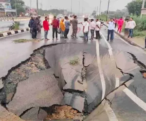 हल्की बारिश में ही धंस गयी 8 लेन वाली सड़क, सीएम हेमंत ने 21 दिन पहले किया था उद्घाटन 