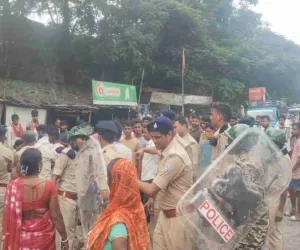 Giridih News: गिरिडीह कॉलेज के बाहर चला प्रशासन का बुलडोजर, लोगों ने किया हंगामा 