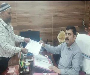 Hazaribag News: छवनिया के सदर ने हजारीबाग उपायुक्त व उप विकास आयुक्त से किया मुलाकात, रोड ढलाई को लेकर दिया आवेदन