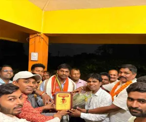 Hazaribagh News: JPSC में 165वीं रैंक हासिल कर प्रेमचंद ने बढ़ाया ओरिया का मान, गांव में मिला 'हीरो' जैसा सम्मान