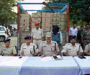 Koderma News: बिहार जा रहे ट्रक से भारी मात्रा में शराब बरामद, चालक गिरफ्तार