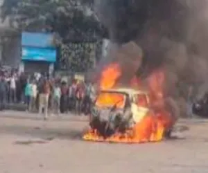 टाटानगर स्टेशन आउट गेट पर खड़ी कार में अचानक लगी आग