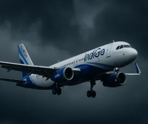 IndiGo Crisis 2025: क्रू की कमी और नए नियमों से उड़ानें ठप, सैकड़ों फ्लाइट्स लेट और कैंसल