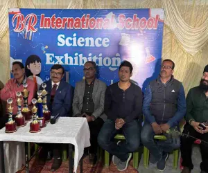 Koderma News : बी.आर. इंटरनेशनल स्कूल की विज्ञान प्रदर्शनी में छात्रों की नवाचार चमका, डॉ. राखी राय ने दिया प्रेरक संदेश