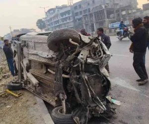 तिलैया के महाराणा प्रताप चौक पर कार दुर्घटना, दो युवक घायल