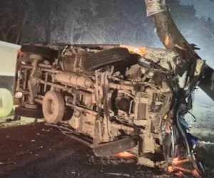 Koderma News : ट्रक और कार की आमने-सामने टक्कर, कार चालक की मौके पर दर्दनाक मौत