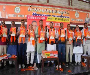 विधायक ने महापौर चुनाव में समर्थन जुटाने को किया डोर-टू-डोर संपर्क