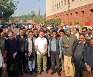 Opinion : संसद के मकर द्वार पर गुस्से का विस्फोट और राजनीति की मर्यादा पर उठते सवाल