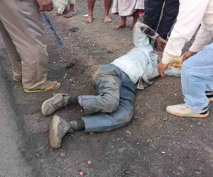 दो बाइक के बीच भीषण टक्कर, तीन घायल 