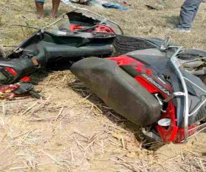 Chaibasa News : बाईपास के पास स्कूटी दुर्घटनाग्रस्त, दो युवकों ने तोड़ा दम