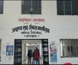 Giridih News : मॉडल अनुमंडल की हकीकत: बस स्टैंड नहीं, शौचालय नहीं, विकास सिर्फ कागजों में