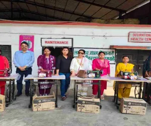 Jamshedpur News : संस्कृति सोशल वेलफेयर फाउंडेशन ने शालिग्राम में महिलाओं को बांटी सिलाई मशीनें