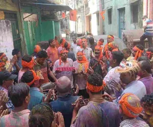 Dhanbad News: पुलिस लाइन में अधिकारियों ने परिवार संग पूरे उत्साह और उमंग के साथ मनाया होली का जश्न