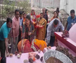 Koderma News : शीतला मंदिरों में उमड़ी श्रद्धालुओं की भीड़, शीतल प्रसाद का लगाया भोग