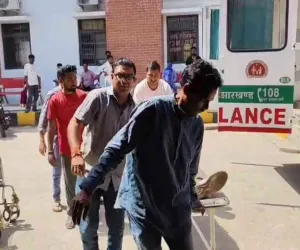 Chaibasa News: सड़क हादसे में पत्रकारों ने निभाई इंसानियत, घायलों को पहुंचाया अस्पताल