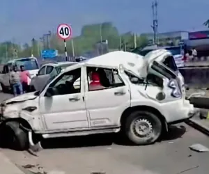 Koderma News: डिवाइडर फांदकर सर्विस रोड में जा गिरी स्कॉर्पियो, चालक की हालत नाजुक
