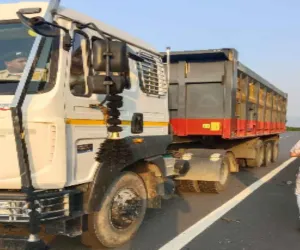 Giridih News: ओवरलोडेड वाहनों पर बड़ी कार्रवाई, जीटी रोड पर 5 ट्रक जब्त