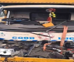 Koderma News: डीजे वाहन और पिकअप की टक्कर में तीन घायल