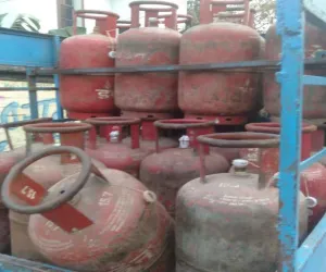 Sahebganj News: स्वस्तिक गैस एजेंसी की मनमानी! होम डिलीवरी के नाम पर वसूली, सुविधा नहीं