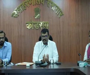 Koderma News: पदभार संभालते ही एक्शन में उपायुक्त उत्कर्ष गुप्ता, समाहरणालय का किया औचक निरीक्षण