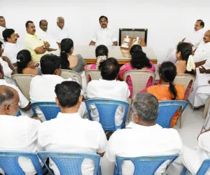 तमिलनाडु में सरकार गठन पर घमासान, पलानीस्वामी ने विधायकों को चेन्नई बुलाया