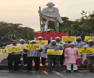 Bokaro News: नीट पेपर लीक पर फूटा गुस्सा: आम आदमी पार्टी ने गांधी चौक पर केंद्र सरकार के खिलाफ किया जोरदार प्रदर्शन