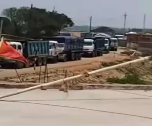 Bokaro News: भड़का ग्रामीणों का गुस्सा, कोलकाता-वाराणसी एक्सप्रेसवे निर्माण के कारण उड़ रही धूल पर चक्का जाम