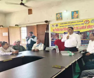 Koderma News: धरगावं में वरिष्ठ नागरिकों के लिए विधिक जागरूकता शिविर आयोजित
