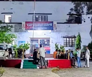Koderma News: क्रेशर चोरी मामले की जांच करने गई पुलिस टीम पर जानलेवा हमला