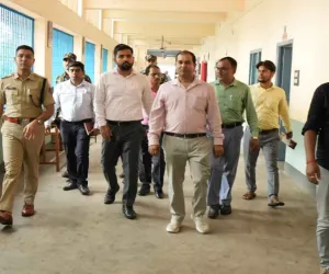 Palamu News: परीक्षा केंद्रों के 100 मीटर के दायरे में हथियार ले जाने और भीड़ लगाने पर रोक