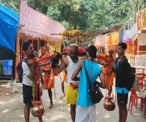 Deoghar News: सावन के दूसरे दिन बाबा धाम में उमड़ा जनसैलाब, 105 किमी पैदल चलकर पहुंचे लाखों कांवरिये