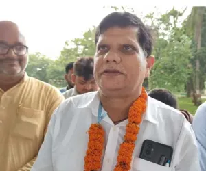 Koderma News: चंद्रावती स्मारक उत्कृष्ट विद्यालय में सुधीर कुमार सिंह का भव्य विदाई समारोह आयोजित