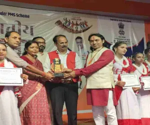 Hazaribagh News: बड़ा अखाड़ा ठाकुरबाड़ी में गूंजा जनजातीय गौरव का स्वर, 80 स्टॉलों में दिखा महिला उद्यमिता का हुनर