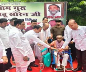 Sahibganj News:शिबू सोरेन की पहली पुण्यतिथि पर दिव्यांगों के बीच उपकरण वितरित