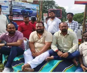 Jamshedpur News: अव्यवस्थित पार्किंग के खिलाफ आजसू की अनिश्चितकालीन भूख हड़ताल शुरू