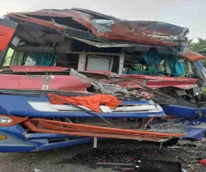 Koderma News:  सतगावां में कांवड़ियों से भरी बस ट्रक से टकराई, तीन कांवड़ियों की मौत