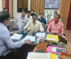 Koderma News: अपर समाहर्ता संजय कुजूर ने जनता दरबार में सुनीं आमजनों की गंभीर समस्याएं