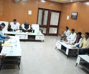 Koderma News: मतदाता सूची पुनरीक्षण को लेकर प्रमंडलीय आयुक्त विजय गुप्ता की अध्यक्षता में बैठक संपन्न