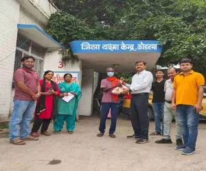 Koderma News: जिला यक्ष्मा पदाधिकारी डॉ. रमण कुमार ने दो टीबी मरीजों को लिया गोद