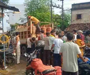Koderma News: इंडेन गैस एजेंसी की कालाबाजारी के खिलाफ ग्रामीणों ने उपायुक्त को सौंपा सामूहिक आवेदन