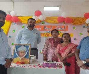 Koderma News: सेक्रेड हार्ट स्कूल में शिक्षक बने मंच के सितारे, सांस्कृतिक प्रस्तुतियों से मोहा मन