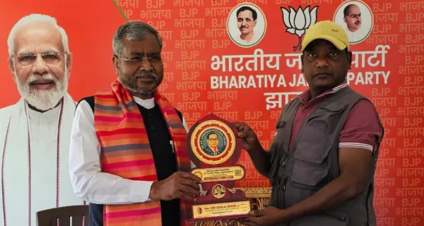 नेता प्रतिपक्ष बाबूलाल मरांडी को राष्ट्रीय अंबेडकर पुरस्कार से सम्मानित, मजदूर दिवस पर रांची में मिला सम्मान