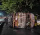 जमुआ चौक पर अनियंत्रित ट्रक पलटा, बड़ा हादसा टला